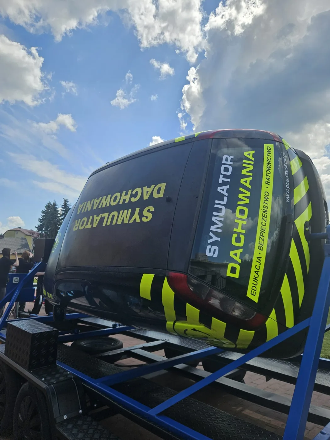 Symulator dachowania w oklejeniu edukacja, bezpieczeństwo, ratownictwo
