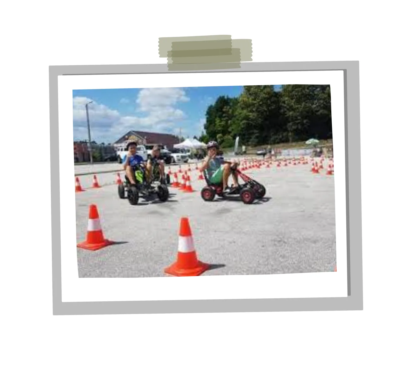 Dzieci na gokartach pokonują slalom między pachołkami